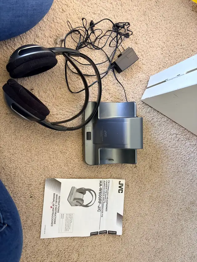 JVC HA-W600RF-J/C FM Cordless Headphones in Headphones in Edmonton - Image 4