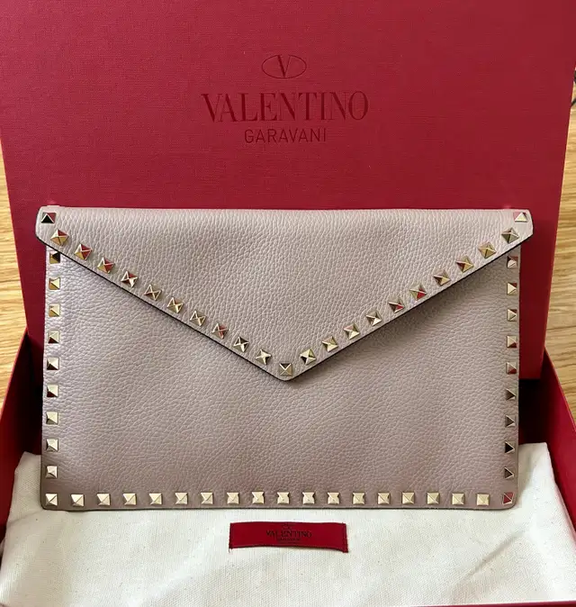 Brand new Valentino Rockstud Calfskin Pouch in Women's - Bags & Wallets in City of Toronto - Image 2