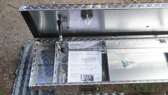 UWS 69" Truck Tool Box Low Profile Crossover Silver Slim-Line in Other Parts & Accessories in Hamilton - Image 4