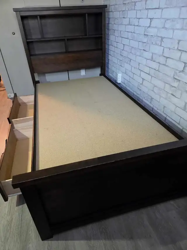 Lit simple en bois in Beds & Mattresses in Laval / North Shore - Image 3