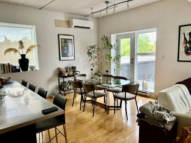 Stunning top flr 2-bed condo w/terrace, garage in Villeray — photo 1