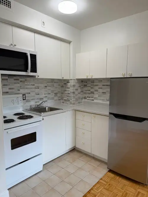 1 &1/2 Studio apartment available downtown Montréal next to McGill University (650 meters) and walki...