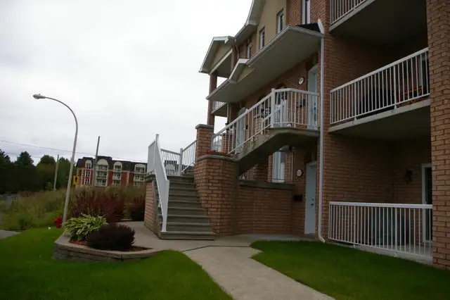 4 1/2 -1 er plancher -garage chauffé-entrée privée-disp.mai