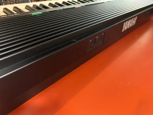 Yamaha YPR-9 Portable Piano (stand, bench, and pedal included) in Pianos & Keyboards in City of Toronto - Image 8