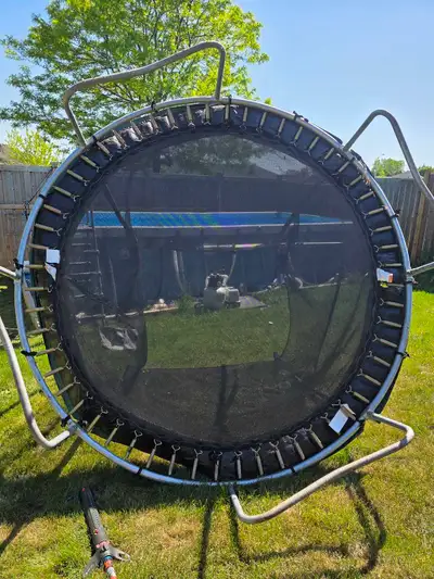 In great condition. Sfpf home pick up in the rapids. There's no stain on the spring covers- the wate...