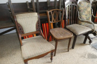 3 chaises anciennes en bois et tissus: 20$ pour l