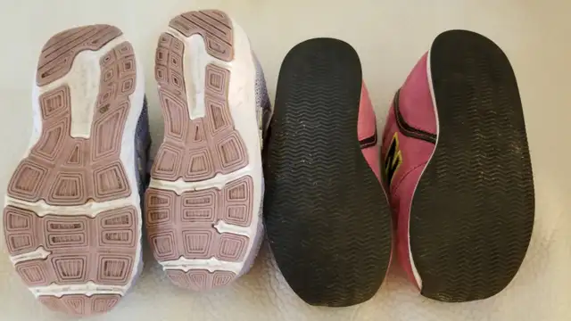 New balance running shoes kid children size 9 in Kids & Youth in City of Toronto - Image 4