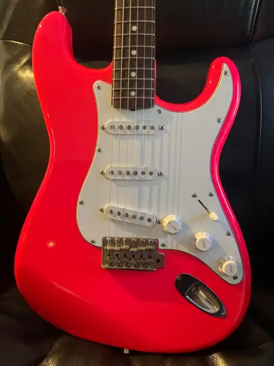 ‘62 Reissue MIJ Fender Stratocaster, pro refin, View more