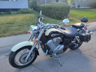 2001 Honda Shadow ACE Deluxe (VT750CD3) is a classic 745cc liquid-cooled V-twin cruiser featuring a...