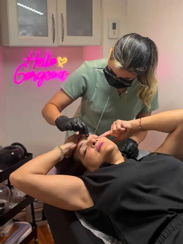 Lashes/Brows/Wax/Threading/lamination/lifting 