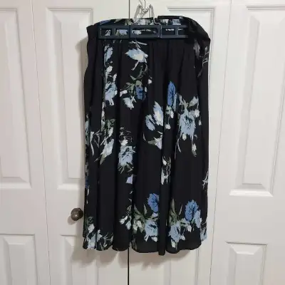 Vince Camuto black floral skirt size 8, View more