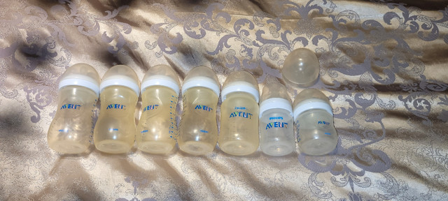 Lot nursering  7 bibs, 7 biberons Avent dans Nourriture et chaises hautes  à Ville de Montréal