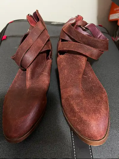 pair of Seychelles ankle boots in size 8. They're made with a leather upper. These stylish boots fea...