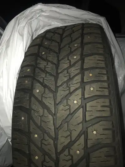 4 winter tires with studs in a good shape GoodYear 235/55/18