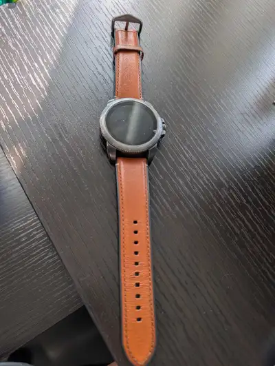 Fossil gen 6 smart watch Works perfectly Features can be visible online but it works with both andro...
