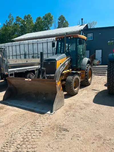 Pneus Neuf aux 4 roues Toujours bien entretenue Besoin d'une job de peinture *Assujetis a la TPS-TVQ...