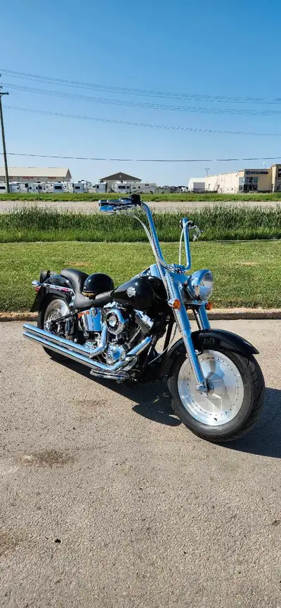 Completely redone 2004 Fatboy. Bike is absolutely flawless. No expense spared. 95inch S&S. Carbureto...