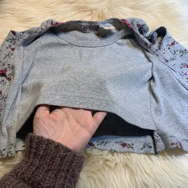 size 6 girl's 4 pieces for $17 in Kids & Youth in Oshawa / Durham Region - Image 7