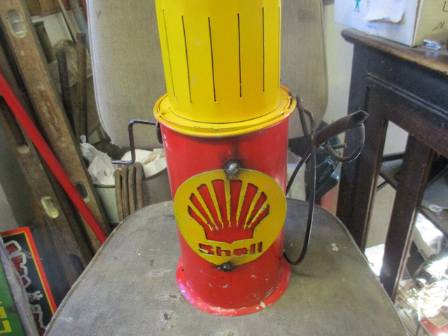 SHABBY CHIC FOLK ART SHELL GAS PUMP BOWSER $80 MANCAVE DECOR in Home Décor & Accents in Winnipeg - Image 3