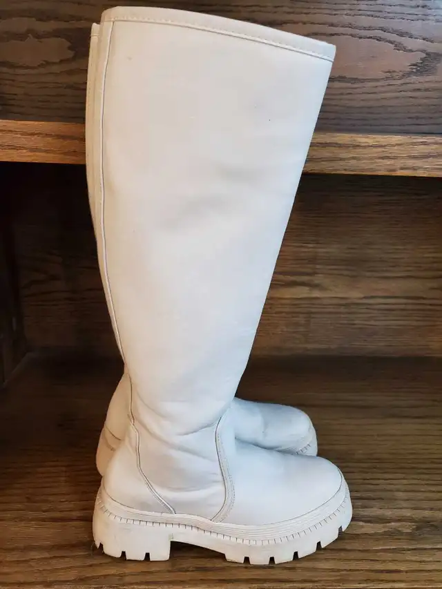 Cassietta off-white/light grey knee high boots -Size 7 for sale in Women's - Shoes in City of Toronto - Image 10