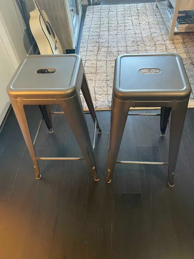 Modern Bar Table (with stools) in Dining Tables & Sets in City of Toronto - Image 8