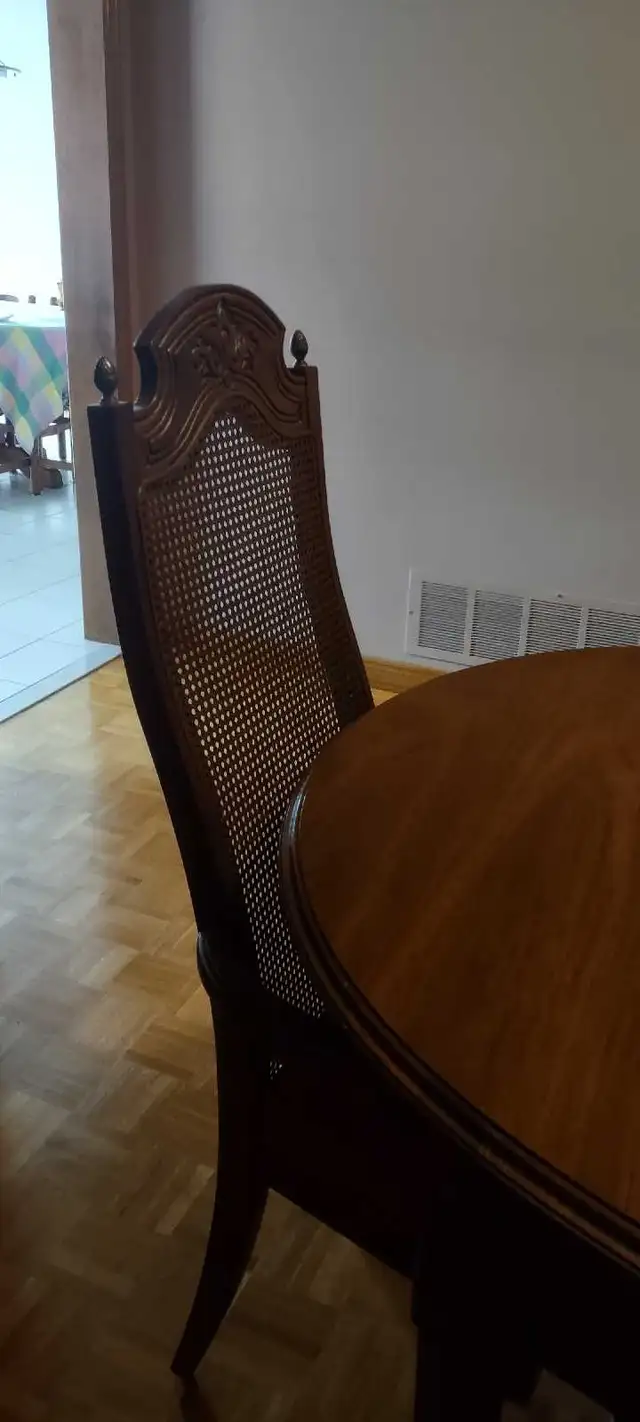 dining room, 6 chairs,beautiful fabric, hutch, extra leaf, sits in Dining Tables & Sets in Markham / York Region - Image 7
