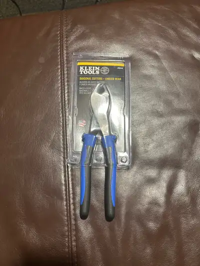 These Klein Tools Diagonal Cutters are brand new and ready to tackle any heavy-duty cutting job with...
