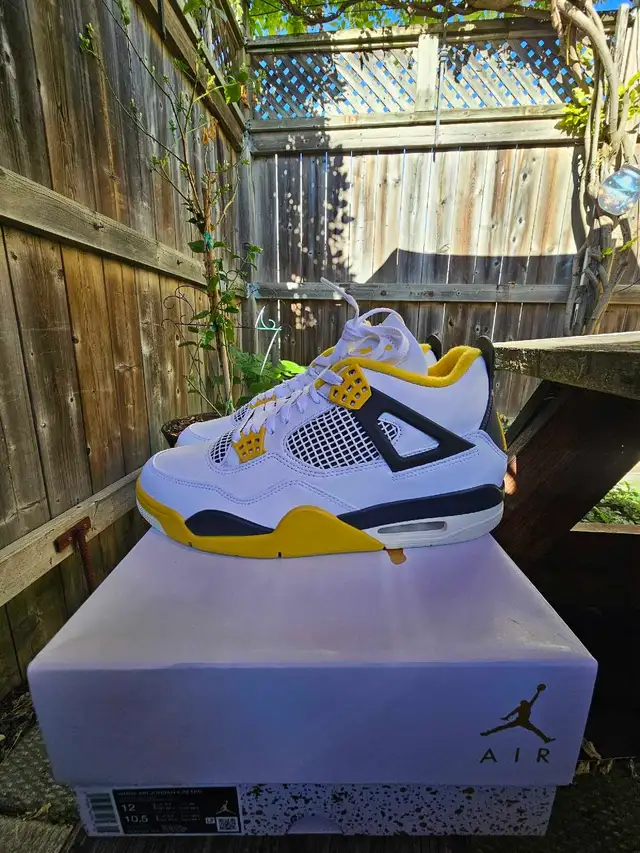 Nike air jordan 4 retro sulfur bnib ds size 10.5 mens in Men's Shoes in City of Toronto - Image 4
