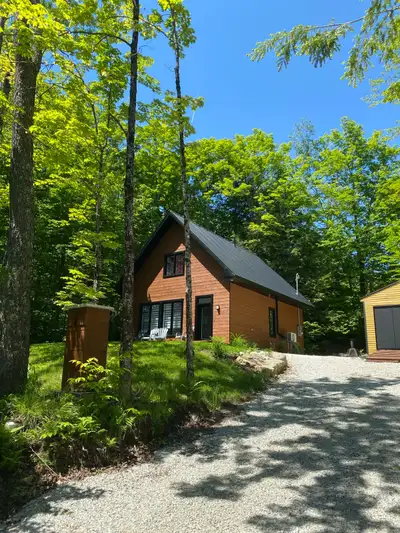 Location chalet Chalet à louer (2800$ mois ) Situé au Domaine écologique du Lac des Sitelles à Austi...