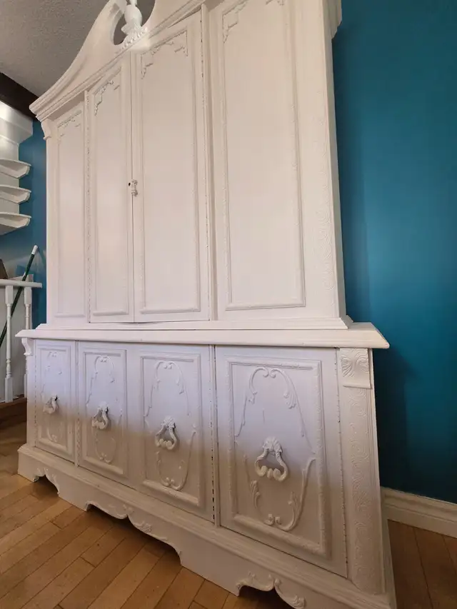 FREE Large White Vintage Cabinet in Bookcases & Shelving Units in Oshawa / Durham Region - Image 2