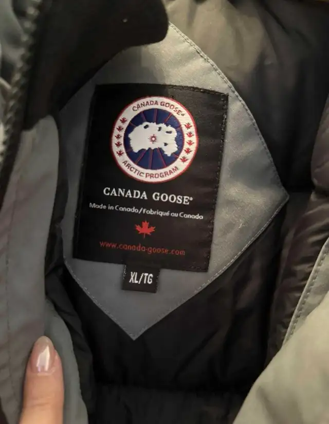CANADA GOOSE | WOMENS XL in Women's - Tops & Outerwear in City of Montréal - Image 3