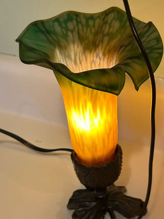Tiffany Style Tulip Glass Lamp Shade With Humming Bird in Indoor Lighting & Fans in Oshawa / Durham Region - Image 6