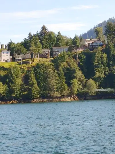 3 Bedroom Upper Floor Unit with Beautiful Ocean Views. Shared laundry with one quiet tenant downstai...