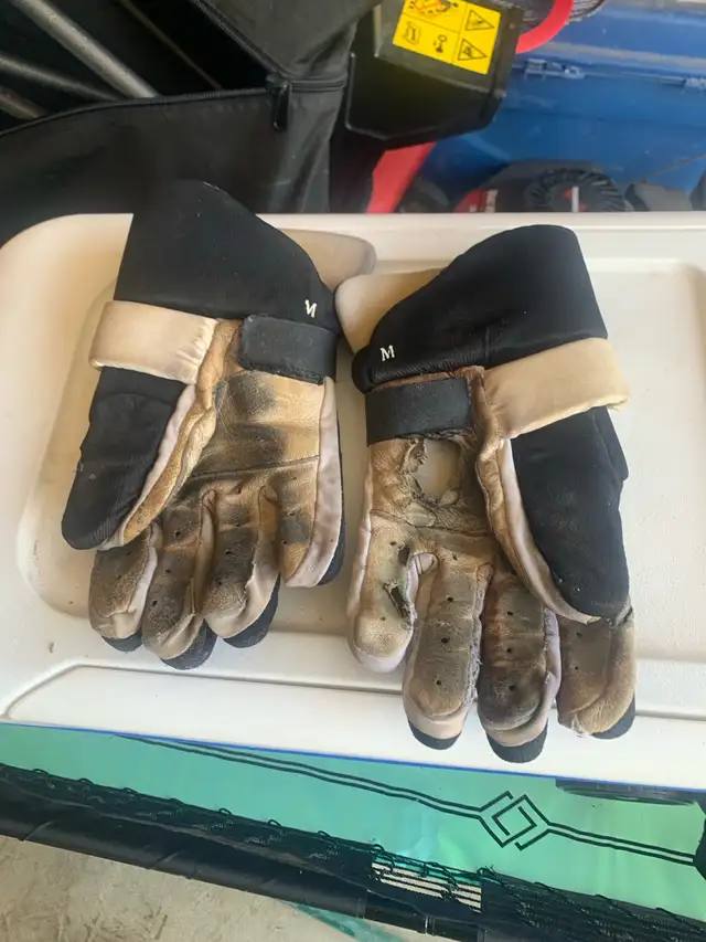 Mylec mens ball hockey gloves 2 pairs in Hockey in St. Catharines - Image 5