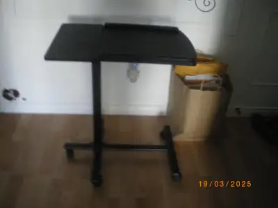 Table de travail ajustable sur hauteur., View more
