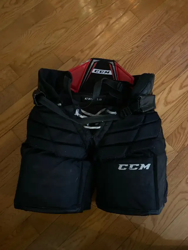 ccm 1.9 intermediate med goalie pants in Hockey in Ottawa - Image 2