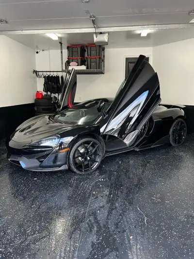 Mint condition , selling because I bought a lambo 34.5 km’s CLEAN TITLE - NO ACCIDENTS 2 sets of whe...