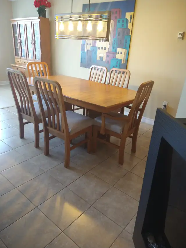 Mobilier de salle à manger 8 morceaux en chêne massif in Dining Tables & Sets in Longueuil / South Shore - Image 2