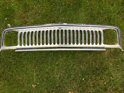 J'ai une vieille grille ou calandre de Jeep Wagoneer 1966-69 ou Jeep Cherokee 1974-78, presque impec...