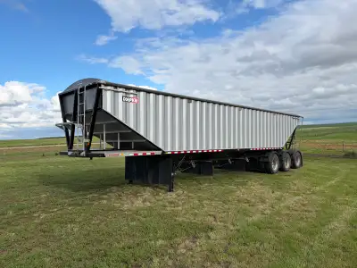 Doepker Tridem Grain Trailer Manual hoppers and tarp Drum brakes Grease hubs $95000.00 +gst OBO Call...