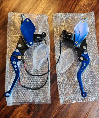 Motorcycle levers with reservoirs Also available in black and red