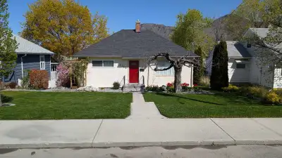 Discover this 2-bedroom, 1-bathroom main-floor suite in a wonderful Downtown neighbourhood. Enjoy a...