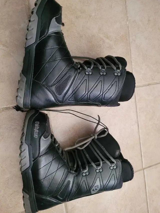 ThirtyTwo Snowboard Boots - 9 in Snowboard in Calgary - Image 3