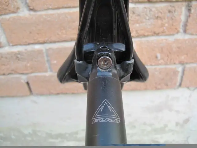 Fuji road race bicycle saddle with 27.2mm post black exc. shape in Frames & Parts in City of Toronto - Image 7