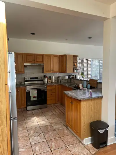 Our wonderful flatmate is moving out and we are looking for a new roomie starting Nov 1st! The house...