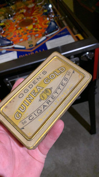 Boîte  cigarettes antique métal tin 