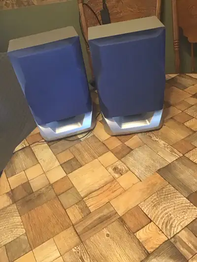 une paire de speakers  de marque Sharp, View more