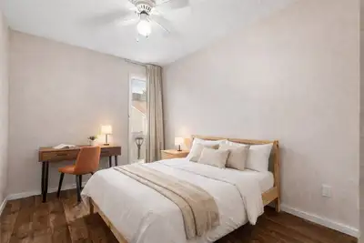 Walkable distance to University of Manitoba and Victoria Hospital Comfortable, clean, and fully furn...