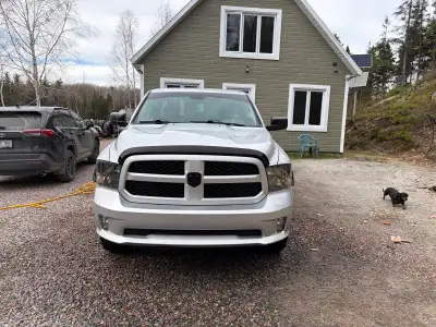 À la recherche d'un camion robuste et fiable ? Ce camion à vendre est prêt à relever tous les défis...
