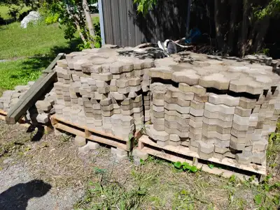 Lot de blocs de Pavé Uni, forme en étoile 3 pointes, très solide en bon état. Disponible présentemen...